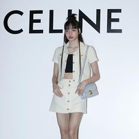 Dalam kesempatan itu, Lisa BLACKPINK memakai crop top hitam berbalut setelan jaket dan rok senada. Penampilannya dengan gaya rambut apple hair membuat penggemar gemas. Foto: Getty Images