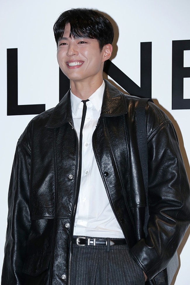 Sebelumnya Lisa BLACKPINK, V BTS, dan Park Bo Gum dipertemukan saat menghadiri peragaan busana CELINE di Paris Fashion Week 2022. Kini V BTS digadang-gadang menjadi global ambassador terbaru menyusul Lisa BLACKPINK dan Park Bo Gum. Foto: Getty Images