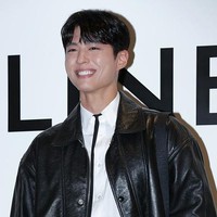 Sebelumnya Lisa BLACKPINK, V BTS, dan Park Bo Gum dipertemukan saat menghadiri peragaan busana CELINE di Paris Fashion Week 2022. Kini V BTS digadang-gadang menjadi global ambassador terbaru menyusul Lisa BLACKPINK dan Park Bo Gum. Foto: Getty Images