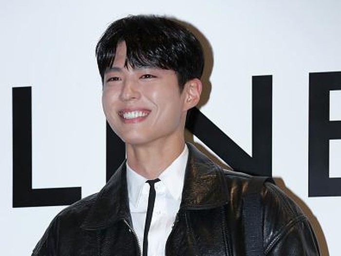 Adu Gaya Lisa BLACKPINK, V BTS, dan Park Bo Gum Reuni di Acara CELINE