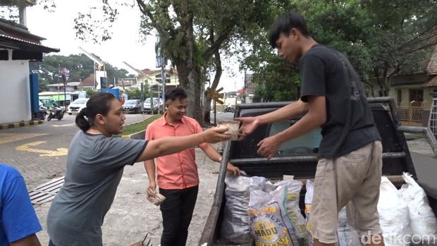 Aksi bagi-bagi nasi bungkus gratis di Bandung.