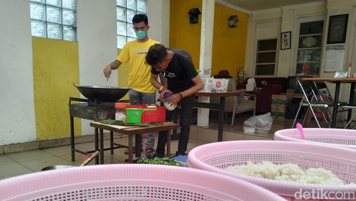 Aksi bagi-bagi nasi bungkus gratis di Bandung.