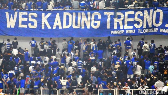Aksi balik badan suporter Panser Biru usai kecewa PSIS Semarang gagal menang dalam sembilan laga terakhir di Liga 1 2022/2023. Foto diunggah Jumat (31/3/2023).