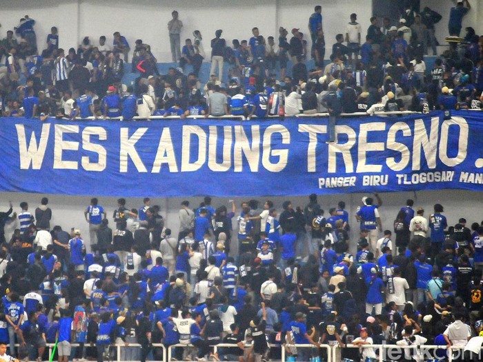 Aksi balik badan suporter Panser Biru usai kecewa PSIS Semarang gagal menang dalam sembilan laga terakhir di Liga 1 2022/2023. Foto diunggah Jumat (31/3/2023).