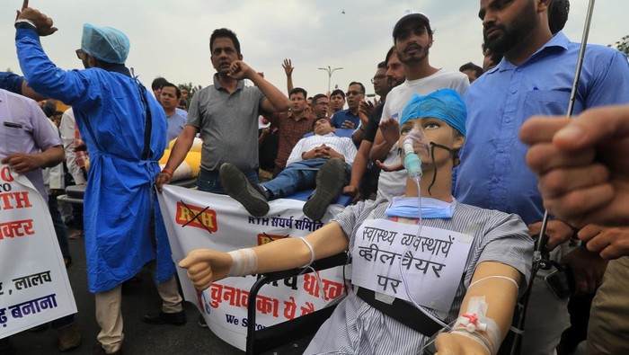 Para dokter di India menggelar unjuk rasa ke jalanan. Mereka menentang tentang RUU Hak Kesehatan yang ada di India.