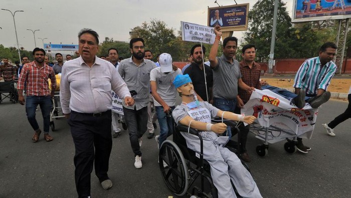 Para dokter di India menggelar unjuk rasa ke jalanan. Mereka menentang tentang RUU Hak Kesehatan yang ada di India.
