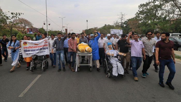 Para dokter di India menggelar unjuk rasa ke jalanan. Mereka menentang tentang RUU Hak Kesehatan yang ada di India.