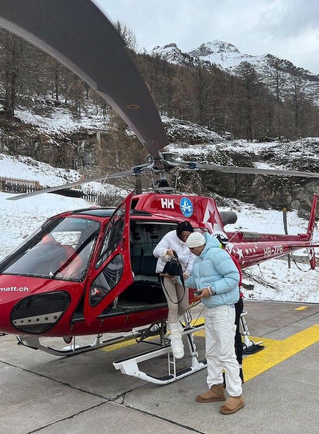Keduanya tampak melakukan liburan fancy di Zermatt, Swiss dengan naik helikopter.Foto: Instagram