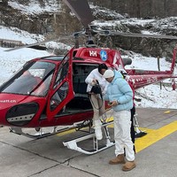 Keduanya tampak melakukan liburan fancy di Zermatt, Swiss dengan naik helikopter.Foto: Instagram