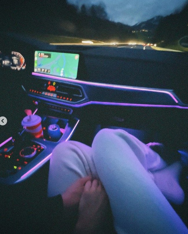 Pertama kali, Alyssa diketahui dekat dengan pria lain di bulan Januari. Dalam salah satu unggahannya, Alyssa memperlihatkan dirinya menggenggam tangan seorang pria saat tengah berada di mobil. Foto: Instagram