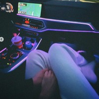 Pertama kali, Alyssa diketahui dekat dengan pria lain di bulan Januari. Dalam salah satu unggahannya, Alyssa memperlihatkan dirinya menggenggam tangan seorang pria saat tengah berada di mobil. Foto: Instagram