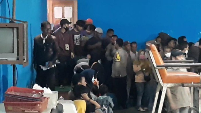 Antrean warga untuk mencarikan bansos di Kabupaten Tasikmalaya.