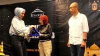 Direktur Utama PT Asuransi Binagriya Upakara Sri RM Sudarsari memberikan apresiasi kepada pialang asuransi (broker) yang menjadi mitra bisnis perusahaan dan telah memberikan kontribusi positif dalam pencapaian kinerja perusahaan pada acara Gathering Broker di Jakarta, Kamis (30/3).