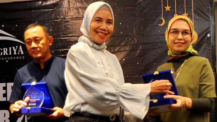 Apresiasi untuk Pialang Asuransi Berprestasi Pemberian penghargaan pada pialang berprestasi ini diharapkan dapat mendorong semangat para pialang untuk lebih meningkatkan kerja samanya dengan Asuransi Binagriya.