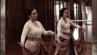 Gaya Ariel Tatum Menari Tarian Yogyakarta Curi Atensi, Cantik & Ayu Berkebaya