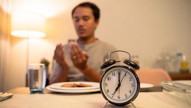Puasa artinya menahan diri dari makan, minum, dan hal-hal yang membatalkannya. Lalu, bagaimana asal-usul kata puasa? Yuk, simak serba-serbi puasa Ramadan.