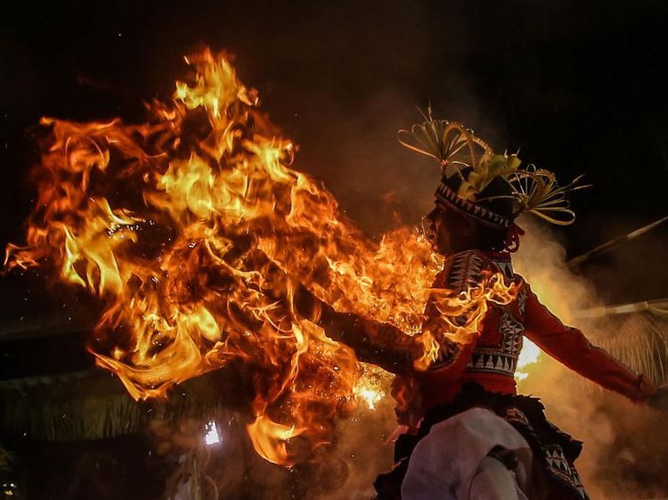 Melihat Atraksi Api Tari Tradisional Gammaduwa di Sri Lanka