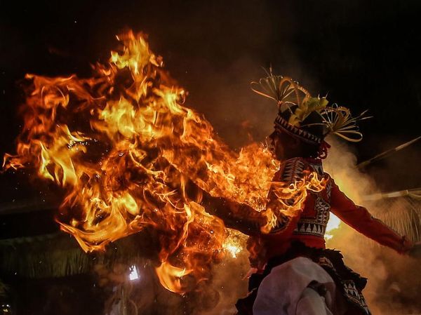 Melihat Atraksi Api Tari Tradisional Gammaduwa di Sri Lanka