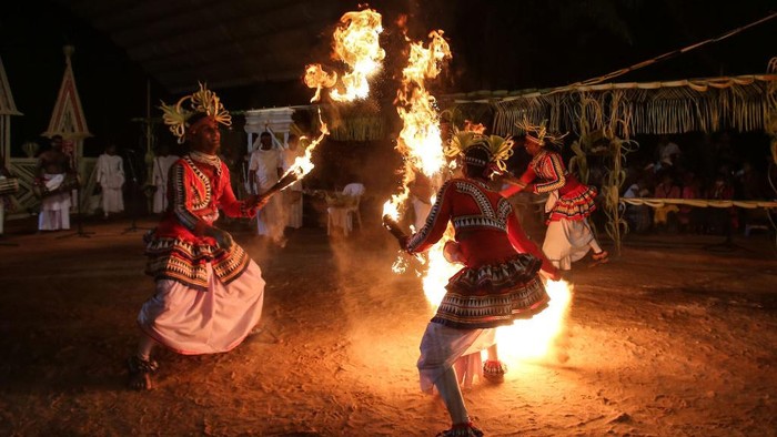 Melihat Atraksi Api Tari Tradisional Gammaduwa di Sri Lanka