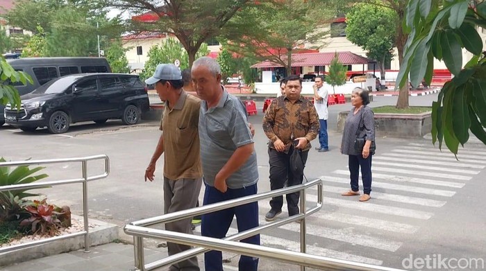 Ayah dan ibu Bripka AS saat tiba di Polda Sumut