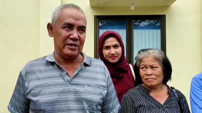 Ayah dan ibu dari Bripka AS saat diperiksa di Polda Sumut. (Foto: Istimewa)
