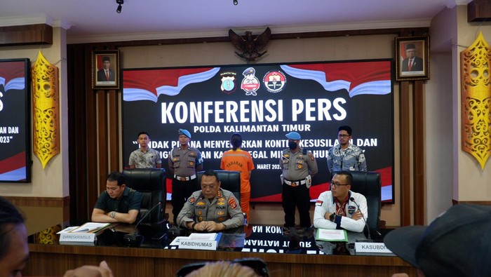 Waria berinisial IK alias SA (24) di Balikpapan, Kalimantan Timur (Kaltim) ditetapkan tersangka kasus pornografi.