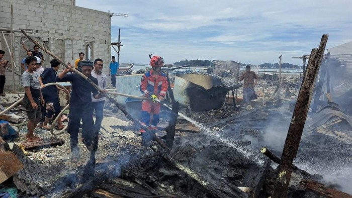 Bangunan gudang di Pulau Panggang, Kepulauan Seribu, Jakarta, terbakar. Diduga kebakaran bermula dari bocah yang membakar kayu. (IG @humasjakfire)