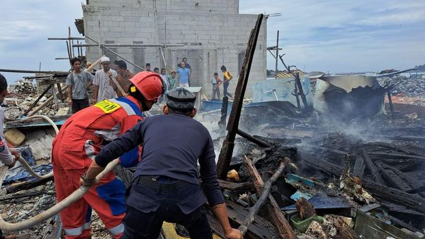 Bangunan gudang di Pulau Panggang, Kepulauan Seribu, Jakarta, terbakar. Diduga kebakaran bermula dari bocah yang membakar kayu. (IG @humasjakfire)