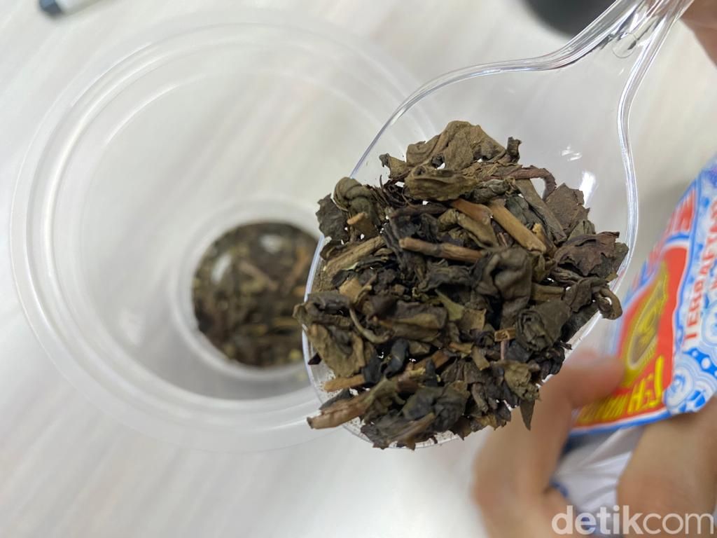 Adu Wangi dan Kental 4 Merek Teh Daun Lokal, Mana yang Enak?