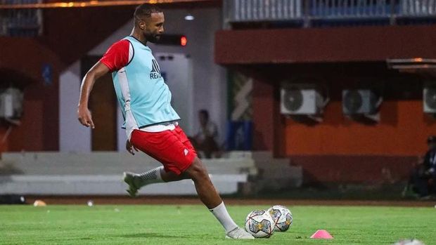 Bek PSM Makassar Yuran Fernandes menjalani ofisial training di Stadion Gelora Madura Ratu Pamelingan jelang menghadapi Madura United.