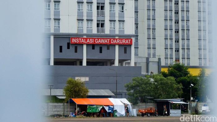 RS Darurat Covid (RSDC) Wisma Atlet Kemayoran Jakarta sudah resmi berhenti beroperasi per hari ini. Suasana gedung tampak kosong melompong.