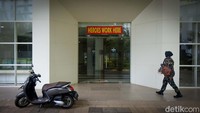 Pada 31 Maret 2023 Rumah Sakit Darurat COVID-19 (RSDC) Wisma Atlet Kemayoran resmi berhenti beroperasi. Sebanyak 16 ribu relawan pun dinyatakan purnatugas. Selama tiga tahun beroperasi, RSDC Wisma Atlet telah merawat 136 ribu pasien Corona atau COVID-19. Andhika Prasetia/detikcom  