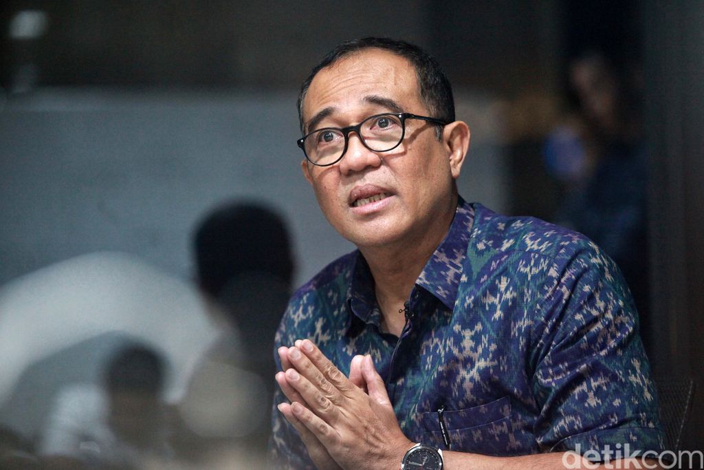 Rafael Alun Trisambodo merespons statusnya sebagai tersangka di KPK. Ia mengaku bingung kenapa bisa menjadi tersangka.
