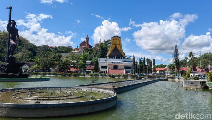 Bundaran Monumen Patung Lakipadada