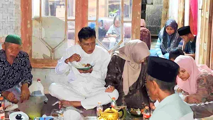 Bupati Ciamis Herdiat Sunarya bersama istri saat makan di rumah warga.