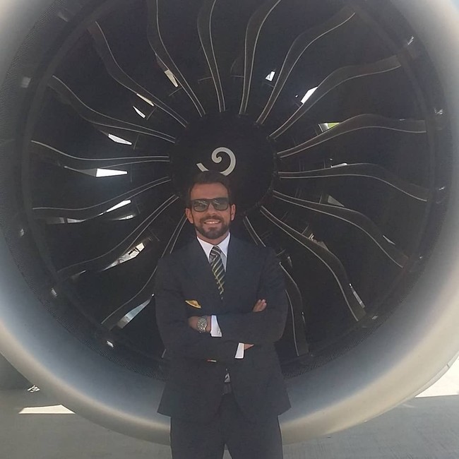 Setelah berhenti jadi pemain bola, Costinha sempat berganti-ganti pekerjaan. Ia pernah bekerja di perusahaan asuransi dan mencoba bidang real estate. Costinha cukup menyukai pekerjaan tersebut karena bisa bertemu banyak orang. Tapi setelah menjalaninya beberapa waktu, ternyata Costinha tetap merindukan dunia aviasi dan kebetulan dipanggil kembali oleh maskapai lamanya.Foto: Dok. Facebook Costinha