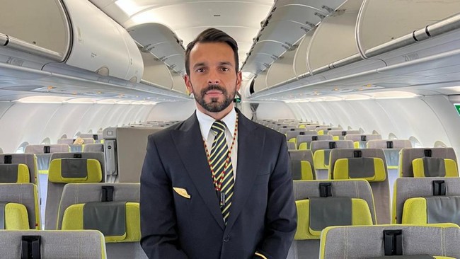 Costinha bermain bersama Ronaldo sebagai gelandang dalam tim Under-15 ketika bertanding melawan Afrika Selatan pada 2001. Tapi kini Costinha sudah pensiun dari dunia bola untuk beralih mengejar mimpi barunya di dunia aviasi. Costinha memutuskan berhenti di usia 25 tahun juga karena sering mengalami cidera.Foto: Dok. Facebook Costinha