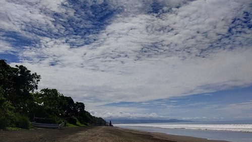 Suasana pagi hari di pantai Desa Delod Berawah, Kecamatan Mendoyo, Kabupaten Jembrana, Jumat (31/3/2023).