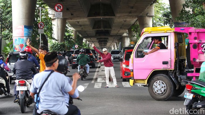 Diprotes Warga, U-Turn Antasari Kembali Dibuka U-turn di Jalan Pangeran Antasari, Jaksel, tak lagi ditutup. Separator yang sebelumnya terpasang menutup U-turn telah dibongkar Dishub setelah ditolak warga.