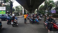 Warga mengaku senang U-turn di Jalan Pangeran Antasari telah kembali dibuka. Menurutnya, penutupan U-turn itu menyulitkan akses warga.
