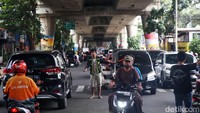 Sebelumnya, penutupan U-turn atau putaran balik di Jalan Pangeran Antasari, Jakarta Selatan (Jaksel), ricuh. Warga menolak penutupan U-turn tersebut lantaran putaran balik itu merupakan akses utama bagi anak-anak sekolah.