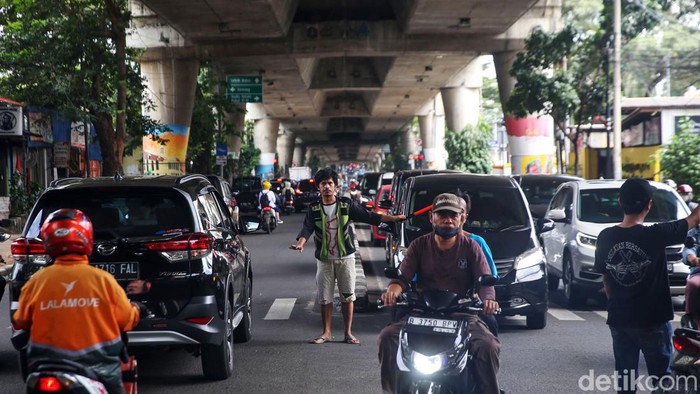 Diprotes Warga, U-Turn Antasari Kembali Dibuka U-turn di Jalan Pangeran Antasari, Jaksel, tak lagi ditutup. Separator yang sebelumnya terpasang menutup U-turn telah dibongkar Dishub setelah ditolak warga.