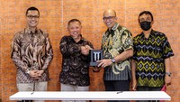 Pada kesempatan itu turut dihadiri langsung oleh Managing Director PT East West Seed Indonesia (Ewindo) Glenn Pardede, Kepala Pusat Riset Mikrobiologi Terapan (PRMT) - Badan Riset dan Inovasi Nasional (BRIN) Ahmad Fatoni, Peneliti BRIN, Sarjiya Antonius dan Kepala Pusat Inovasi Agroteknologi (PIAT) UGM, Taryono.