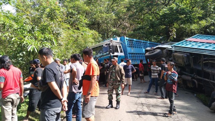 Dua truk mogok menutup Jalan Poros Maros-Bone di wilayah Camba atau Kappang, Maros.