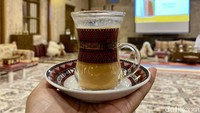 Untuk minumannya, kami juga disajikan teh karak minuman khas Timur Tengah yang rasanya unik. Minuman ini terbuat dari campuran teh dan susu yang kemudian diracik dengan kapulaga dan gula. Foto: detikcom/Riska Fitria