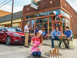 Saat Lubang Jalan Tak Diperbaiki Pemerintah Malah Jadi Objek Foto Kreatif
