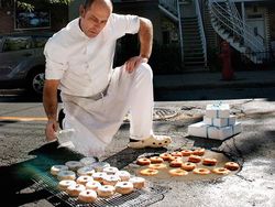 Saat Lubang Jalan Tak Diperbaiki Pemerintah Malah Jadi Objek Foto Kreatif