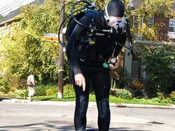 Saat Lubang Jalan Tak Diperbaiki Pemerintah Malah Jadi Objek Foto Kreatif