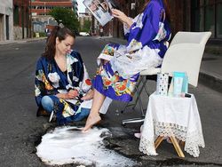 Saat Lubang Jalan Tak Diperbaiki Pemerintah Malah Jadi Objek Foto Kreatif