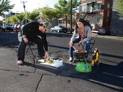 Saat Lubang Jalan Tak Diperbaiki Pemerintah Malah Jadi Objek Foto Kreatif